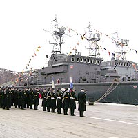 Торжественное построение экипажей в честь 45-летия дивизиона тральщиков