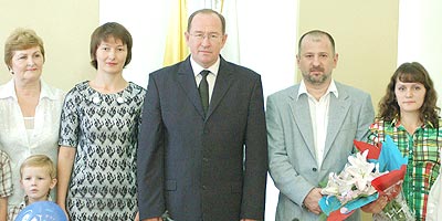 Глава г.Чебоксары Н.Емельянов и управляющий директор ИА REGNUM Б.Соркин награждают победителей. Глава г.Чебоксары Н.Емельянов и управляющий директор ИА REGNUM Б.Соркин награждают победителей.