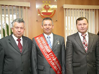 Н. Гаврилов с земляками - гендиректором Жилремстроя Г. Константиновым и главой администрации района В. Софроновым. Н. Гаврилов с земляками - гендиректором Жилремстроя Г. Константиновым и главой администрации района В. Софроновым.