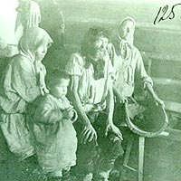 Семья Григорьевых из Ядринского уезда. В ступе - желудевая мука